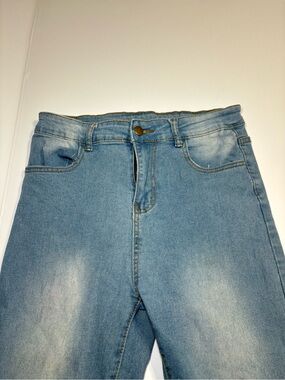 Light Wash Skinny Jeans - Blue